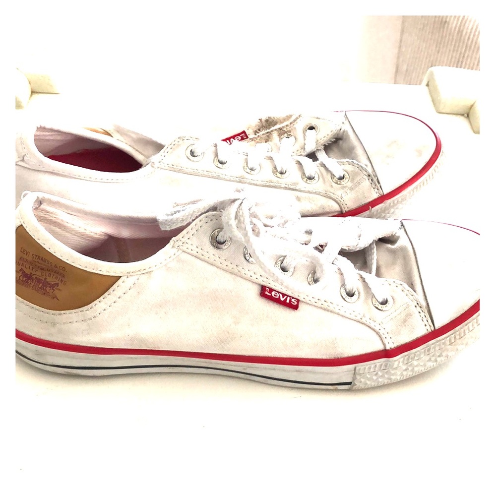 White Levi’s styles shoe